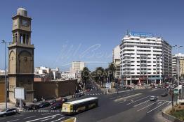 Image du Maroc Professionnelle de  La plus importante place casablancaise doit sa naissance, sous le nom de la Place de France, à la perspicacité du jeune architecte français, Henri Prost, auteur du premier plan urbanistique de Casablanca. Cœur de la circulation, la place a subi plusieurs transformations nécessitées par la croissance de la ville. Son aspect actuel est le résultat de démolitions successives. Ainsi, on a vu disparaître une partie des remparts et du Mellah en 1930, la Tour de l’Horloge en 1948, les bâtiments de la Banque de l’Etat et de la Gare de la C.T.M. en 1953, qui ont permis l‘ouverture de L’avenue des Forces Armées Royales (F.A.R.) au centre accolé à la nouvelle horloge l'avenue Houphouët-Boigny, Mardi 7 Juillet 2009 (Photo / Abdeljalil Bounhar) 